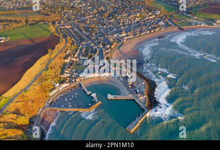 Port et ville de Stonehaven au lever du soleil en été Banque D'Images