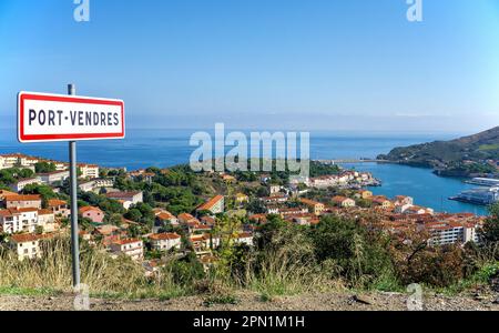 Panneau et vue d'ensemble, Port Vendres, Pyrénées-Orientales, Languedoc-Roussillon, France du Sud, France, Europe Banque D'Images