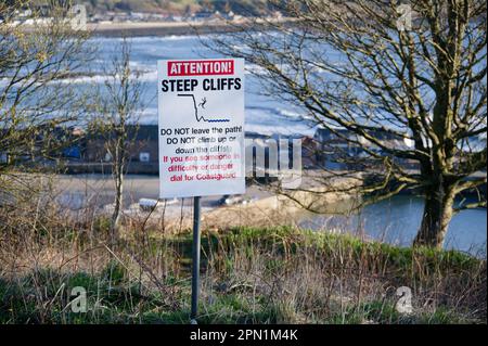 Panneau d'avertissement de falaises abruptes pour les touristes au-dessus du port de Stonehaven Banque D'Images