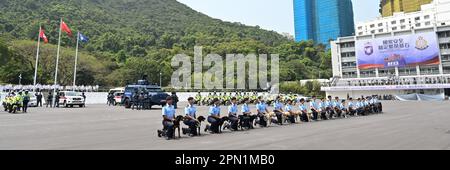 (230416) -- HONG KONG, 16 avril 2023 (Xinhua) -- cette photo prise sur 15 avril 2023 montre une performance des policiers et des chiens de service lors d'une journée portes ouvertes au Collège de police de Hong Kong, dans le sud de la Chine à Hong Kong. Samedi, la région administrative spéciale de Hong Kong (HKSAR) a organisé une série d'activités pour marquer la Journée nationale annuelle d'éducation à la sécurité sous le thème « sécurité nationale, Fondation pour la stabilité et la prospérité ». (Département des services d'information du Gouvernement de la région administrative spéciale de Hong Kong/document via Xinhua) Banque D'Images
