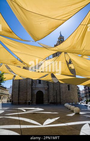 Villanova de la Serena, Espagne - 26 juin 2022 : carré avec abat-jour à Villanova de la Serena (Espagne) Banque D'Images