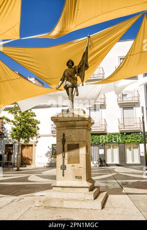 Villanova de la Serena, Espagne - 26 juin 2022 : place avec abat-jour et statue à Pietro de Valdivia à Villanova de la Serena (Espagne) Banque D'Images