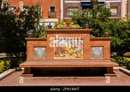 Badajoz, Espagne - 24 juin 2022 : banc au centre de Badajoz avec décoration en céramique sur l'histoire de la conquête du Mexique en Amérique Banque D'Images