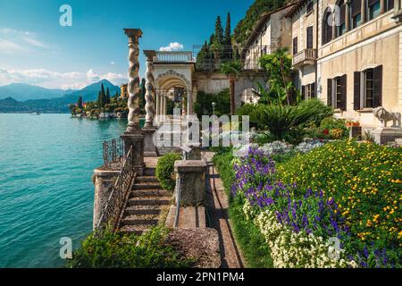 Vue incroyable depuis le jardin fleuri. Belle terrasse avec fleurs colorées dans le jardin de la villa Monastero, lac de Côme, Varenna, Lombard Banque D'Images