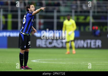 Milan, Italie. 15th avril 2023. Matteo Darmian du FC Internazionale gestes pendant la série Un match de football entre le FC Internazionale et l'AC Monza au Stadio Giuseppe Meazza sur 15 avril 2023 à Milan Italie . Credit: Marco Canoniero / Alamy Live News Banque D'Images