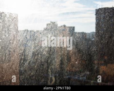 surface sale de verre de fenêtre dans l'appartement de la ville illuminée par le soleil de l'après-midi et vue sur le bloc de la ville sur le fond Banque D'Images