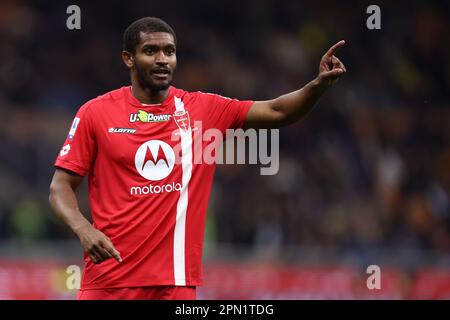 Milan, Italie. 15th avril 2023. Marlon Santos de l'AC Monza gestes pendant la série Un match de football entre le FC Internazionale et l'AC Monza au Stadio Giuseppe Meazza sur 15 avril 2023 à Milan Italie . Credit: Marco Canoniero / Alamy Live News Banque D'Images