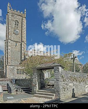 Photo illustration  l'église Saint-Maurice Plympton anciennement connue sous le nom d'église Thomas a Becket. Bâtiment classé de catégorie II. L'arbre de l'imposant ch Banque D'Images