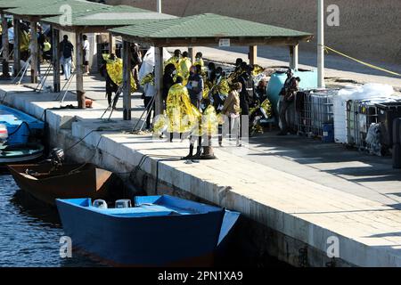 Lampedusa , Sicile, Italie, 15 novembre le 2022, les migrants se trouvent dans le centre d'immigration de l'île de Lampedusa le 2022. Banque D'Images