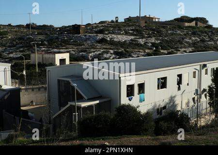 Lampedusa , Sicile, Italie, 15 novembre le 2022, les migrants se trouvent dans le centre d'immigration de l'île de Lampedusa le 2022. Banque D'Images