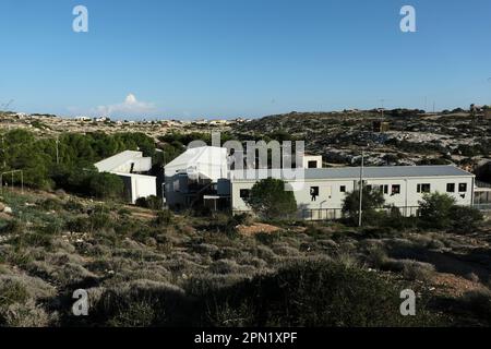 Lampedusa , Sicile, Italie, 15 novembre le 2022, les migrants se trouvent dans le centre d'immigration de l'île de Lampedusa le 2022. Banque D'Images