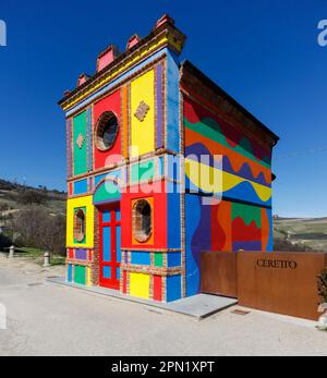 La Morra, Piémont, Italie – 25 mars 2023 : la chapelle de Barolo fut construite en 1914. Jamais consacré, il a été utilisé par les agriculteurs pour stocker l'équipement agricole. Banque D'Images