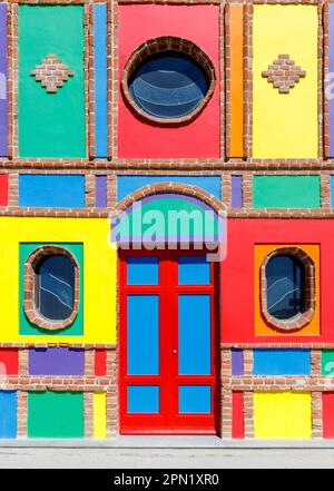 La Morra, Piémont, Italie – 25 mars 2023 : la chapelle de Barolo fut construite en 1914. Jamais consacré, il a été utilisé par les agriculteurs pour stocker l'équipement agricole. Banque D'Images