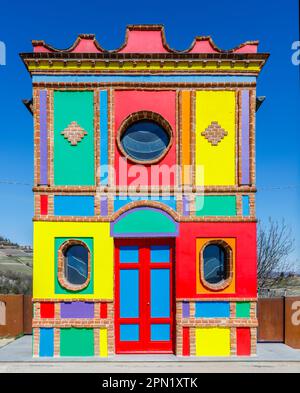 La Morra, Piémont, Italie – 25 mars 2023 : la chapelle de Barolo fut construite en 1914. Jamais consacré, il a été utilisé par les agriculteurs pour stocker l'équipement agricole. Banque D'Images