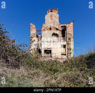 La Morra, Piémont, Italie – 25 mars 2023 : ferme en ruine à Langhe, site classé au patrimoine mondial de l'UNESCO. Banque D'Images