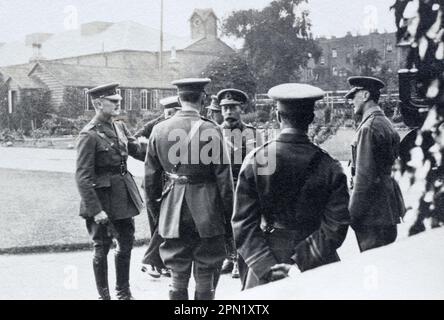 Le roi George V avec des généraux et des officiers d'état-major pendant la première Guerre mondiale. Banque D'Images