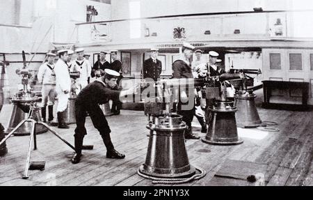Marins de la Marine royale avec mitrailleuses à pont sur le navire d'entraînement HMS Cambridge vers 1901-1907. Banque D'Images
