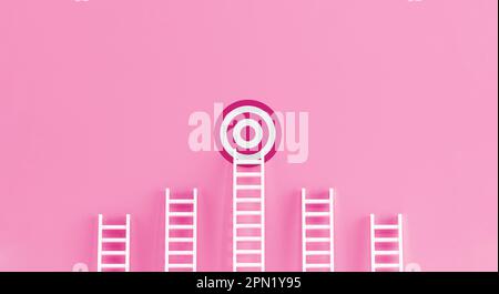 Concept de réalisation de l'échelle cible sur fond de studio mural rose. Puissance de la femme. cible, concept de réussite avec espaces de copie pour le texte. 3d rendu. Banque D'Images