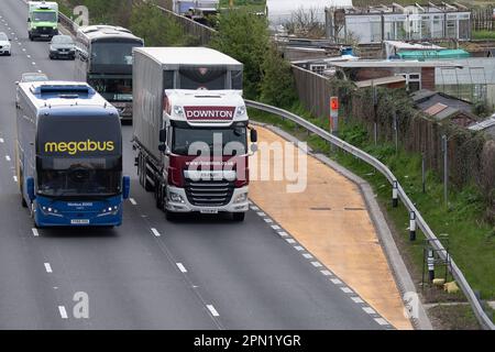 Datchet, Berkshire, Royaume-Uni. 16th avril 2023. Une zone de refuge d'urgence sur l'autoroute intelligente M4 à Datchet, Berkshire. Pour des raisons de sécurité et de coûts, le Premier ministre Rishi Sunak a annoncé l'arrêt du déploiement des nouvelles autoroutes intelligentes. Cela vient comme une décision bienvenue pour les nombreuses familles qui ont perdu des proches tués sur les autoroutes intelligentes. Environ 14 projets prévus, dont 11 déjà en pause et trois en début de construction, doivent être mis au rebut. Crédit : Maureen McLean/Alay Live News Banque D'Images