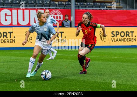 Dominika Conc (10) de Slovénie et Tessa Wullaert photographiés lors d'un match de football féminin entre les équipes nationales de Belgique , appelées les flammes rouges , et de Slovénie, le mardi 11 avril 2023 à Louvain , Belgique . PHOTO SPORTPIX | STIJN AUDOOREN Banque D'Images