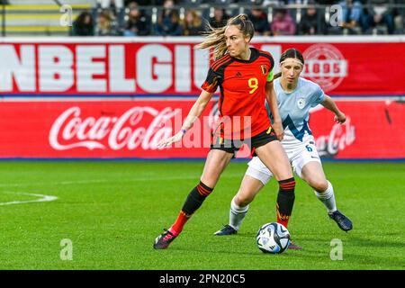 Tessa Wullaert et Kaja Korosec (6) de Slovénie photographiés lors d'un match de football féminin entre les équipes nationales de Belgique , appelées les flammes rouges , et de Slovénie le mardi 11 avril 2023 à Louvain , Belgique . PHOTO SPORTPIX | STIJN AUDOOREN Banque D'Images