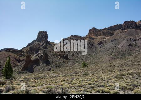 Des rochers gigantesques dans le paysage volcanique du parc national d'El Teide, sur l'île des Canaries de Ténérife, en Espagne Banque D'Images