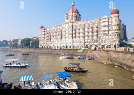 Vue vers le Taj Mahal Palace Hotel, Colaba, Mumbai, Inde Banque D'Images