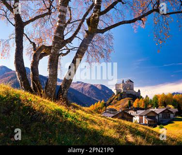 CH - GRAUBÜNDEN : village de Tarasp et château dans la Basse Engadine Banque D'Images