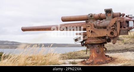 Vieux canon rouillé de la guerre des Malouines dans les îles Falkland. Un monument impressionnant à l'histoire. Banque D'Images