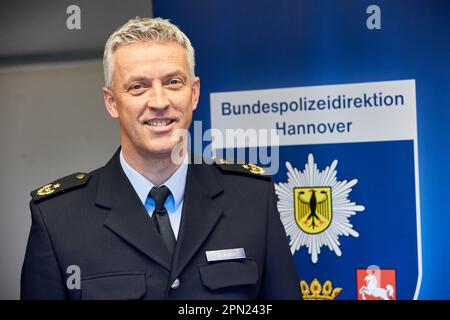 Hambourg, Allemagne. 16th avril 2023. Michael Schuol, Président de la police fédérale, avant le début d'une conférence de presse. Pendant le week-end, la police fédérale a contrôlé la zone d'interdiction des armes à la gare centrale de Hambourg. Credit: Georg Wendt/dpa/Alay Live News Banque D'Images