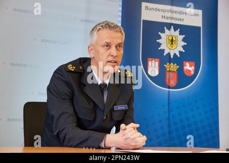 Hambourg, Allemagne. 16th avril 2023. Michael Schuol, Président de la police fédérale, donne une conférence de presse. Pendant le week-end, la police fédérale a contrôlé la zone sans armes de la gare centrale de Hambourg. Credit: Georg Wendt/dpa/Alay Live News Banque D'Images