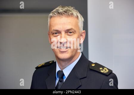 Hambourg, Allemagne. 16th avril 2023. Michael Schuol, Président de la police fédérale, avant le début d'une conférence de presse. Pendant le week-end, la police fédérale a contrôlé la zone d'interdiction des armes à la gare centrale de Hambourg. Credit: Georg Wendt/dpa/Alay Live News Banque D'Images