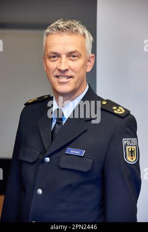 Hambourg, Allemagne. 16th avril 2023. Michael Schuol, Président de la police fédérale, avant le début d'une conférence de presse. Pendant le week-end, la police fédérale a contrôlé la zone d'interdiction des armes à la gare centrale de Hambourg. Credit: Georg Wendt/dpa/Alay Live News Banque D'Images