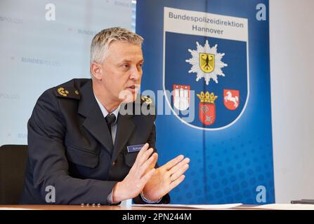 Hambourg, Allemagne. 16th avril 2023. Michael Schuol, Président de la police fédérale, donne une conférence de presse. Pendant le week-end, la police fédérale a contrôlé la zone sans armes de la gare centrale de Hambourg. Credit: Georg Wendt/dpa/Alay Live News Banque D'Images