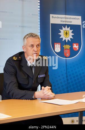 Hambourg, Allemagne. 16th avril 2023. Michael Schuol, Président de la police fédérale, donne une conférence de presse. Pendant le week-end, la police fédérale a contrôlé la zone sans armes de la gare centrale de Hambourg. Credit: Georg Wendt/dpa/Alay Live News Banque D'Images