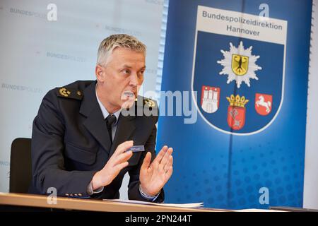 Hambourg, Allemagne. 16th avril 2023. Michael Schuol, Président de la police fédérale, donne une conférence de presse. Pendant le week-end, la police fédérale a contrôlé la zone sans armes de la gare centrale de Hambourg. Credit: Georg Wendt/dpa/Alay Live News Banque D'Images