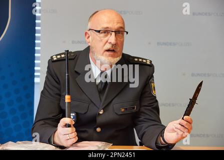 Hambourg, Allemagne. 16th avril 2023. Jörg Ristow, porte-parole de la presse pour le quartier général de la police fédérale de Hanovre, tient un bâton télescopique et un couteau d'une main dans ses mains lors d'une conférence de presse. Pendant le week-end, la police fédérale a contrôlé la zone d'interdiction des armes à la gare centrale de Hambourg. Credit: Georg Wendt/dpa/Alay Live News Banque D'Images