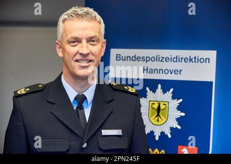 Hambourg, Allemagne. 16th avril 2023. Michael Schuol, Président de la police fédérale, avant le début d'une conférence de presse. Pendant le week-end, la police fédérale a contrôlé la zone d'interdiction des armes à la gare centrale de Hambourg. Credit: Georg Wendt/dpa/Alay Live News Banque D'Images