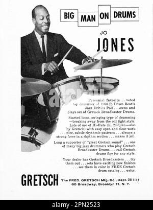 Une annonce d'un magazine musical de 1961 présentant le légendaire batteur de jazz JO Jones, qui endosse les tambours et cymbales Gretsch. Il est bien rappelé comme un sideman dans le classique Comte Basie groupes de 1930s. Banque D'Images