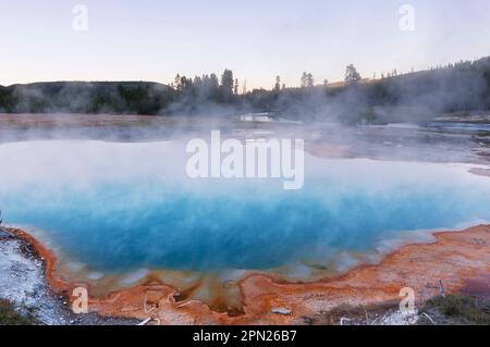 Fond naturel inspirant. Piscines et champs de geysers dans le Parc National de Yellowstone, aux États-Unis. Banque D'Images