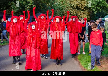 Belfast County Down Northern Ireland 24 septembre 2022 - des membres de la Brigade de la rébellion rouge apparaissent lors d'un événement sur le changement climatique dans le parc Ormeau de Belfast Banque D'Images