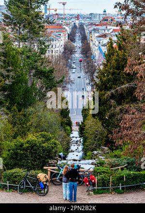 Cascade du parc Viktoria sur la colline Kreuzberg à Viktoriapark, Berlin. La fonction d'eau entraînée par une pompe est une réplique de la cascade de montagne de Riesengebirge I Banque D'Images