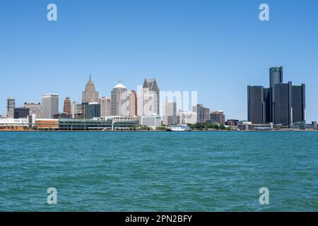 Detroit, Michigan, États-Unis, 10 juillet 2022 : vue de l'horizon de Detroit et du Renaissance Center vu de la rivière Detroit par temps clair. Banque D'Images