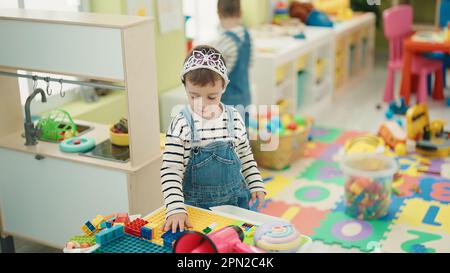 Adorables garçons portant la couronne de princesse à la maternelle Banque D'Images