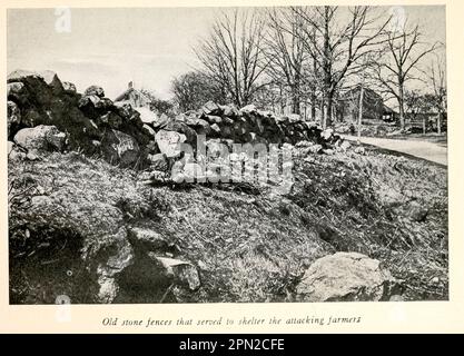 Old Stone Fences qui a servi à l'abri des fermiers attaquants pendant la guerre d'indépendance américaine photographie historique du livre Highways and Byways of New England, y compris les États du Massachusetts, du New Hampshire, du Rhode Island, du Connecticut, du Vermont et du Maine par Clifton Johnson, 1865-1940 Date de publication 1915 Éditeur New York, The Macmillan Company; London, Macmillan and Co., Limited Banque D'Images