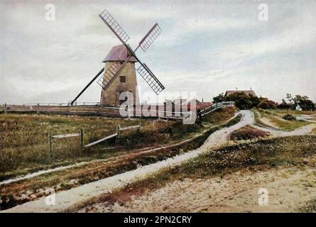 Machine colorié Nantucket, The Old Windmill photographie historique du livre Highways and Byways of New England, y compris les États du Massachusetts, du New Hampshire, du Rhode Island, du Connecticut, du Vermont et du Maine par Clifton Johnson, 1865-1940 Date de publication 1915 Publisher New York, The Macmillan Company; London, Macmillan and Co., Limited Banque D'Images