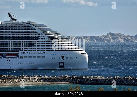 Marseille, France. 15th avril 2023. Le paquebot MSC World Europa quitte le port méditerranéen français de Marseille. Crédit : SOPA Images Limited/Alamy Live News Banque D'Images