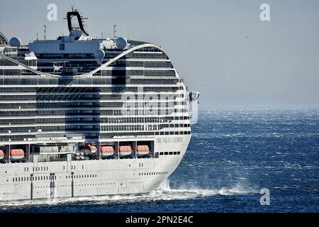 Marseille, France. 15th avril 2023. Le paquebot MSC World Europa quitte le port méditerranéen français de Marseille. Crédit : SOPA Images Limited/Alamy Live News Banque D'Images