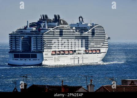 Marseille, France. 15th avril 2023. Le paquebot MSC World Europa quitte le port méditerranéen français de Marseille. Crédit : SOPA Images Limited/Alamy Live News Banque D'Images