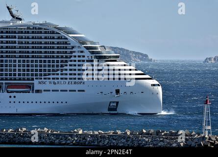 Marseille, France. 15th avril 2023. Le paquebot MSC World Europa quitte le port méditerranéen français de Marseille. Crédit : SOPA Images Limited/Alamy Live News Banque D'Images